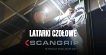  Elektryk pracujący przy instalacji kablowej w słabym oświetleniu, używający latarki czołowej Scangrip. Na zdjęciu widnieje napis „LATARKI CZOŁOWE” oraz logo marki.