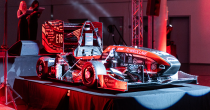 Bolid wyścigowy PWR Racing Team z Politechniki Wrocławskiej zaprezentowany na scenie podczas oficjalnej premiery.