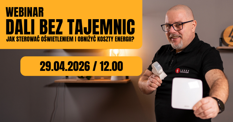Baner promujący webinar „DALI bez tajemnic” z datą 29.04.2026 o godzinie 12:00. Na zdjęciu uśmiechnięty mężczyzna w okularach prezentuje dwa białe urządzenia do sterowania oświetleniem na tle warsztatowym.