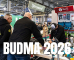 Mężczyźni oglądający pokaz narzędzi i materiałów budowlanych na stoisku firmy Lange Łukaszuk podczas targów Budma 2026.
